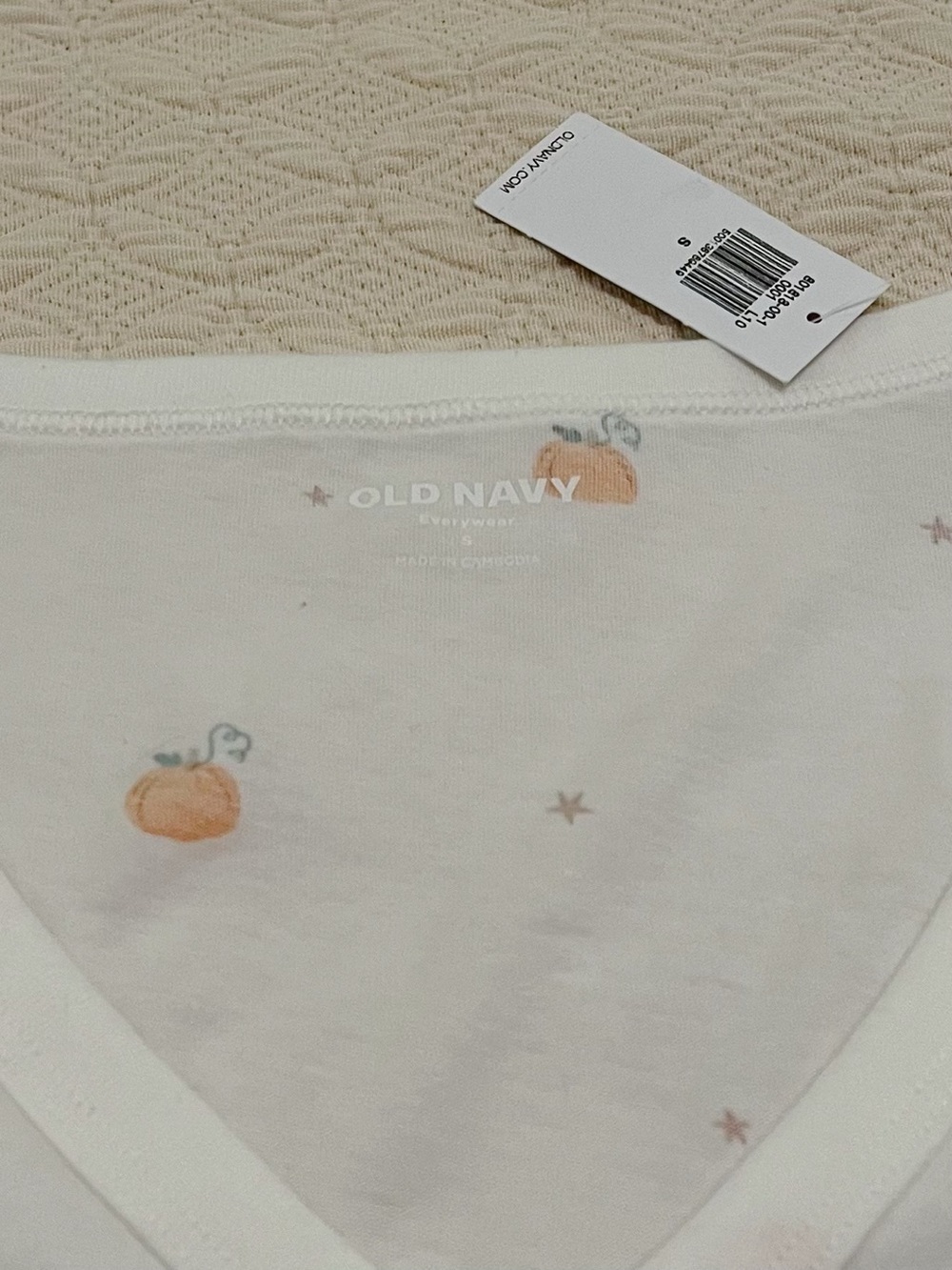 NWT Old Navy Off-White V-Neck Pumpkin Fall Halloween T-Shirt (size Small) - Picture 2 of 3